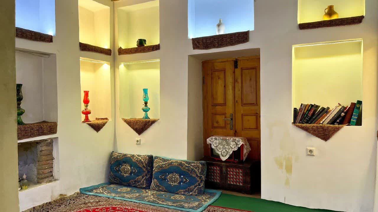 خانه منوچهری در نیاکی محله شهر آمل قرار گرفته است.